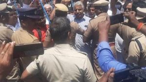 ஆர்என் ரவிக்கு கருப்பு கொடி காட்ட முயற்சி.. மா.கம்யூனிஸ்ட் கட்சியினரால் பரபரத்த கோவை! அதிரடி கைது