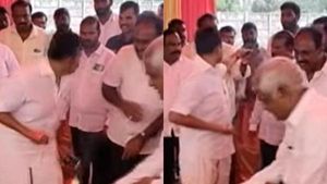 நகராட்சி தலைவரிடமிருந்து வெடுக்கென செல்போனை பறித்த அமைச்சர் நாசர்! என்ன காரணம் தெரியுமா? 