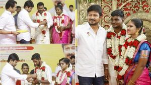 மணமக்கள் அதிமுக-பாஜக மாதிரி இருக்கக்கூடாது..ஒரே ஒரு கோரிக்கை வைக்கிறேன்..உதயநிதி ஸ்டாலின் அட்வைஸ்! 