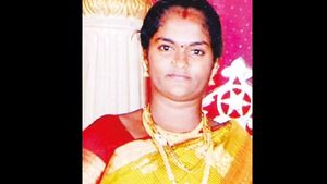 குழந்தைகளை பள்ளி பேருந்தில் அனுப்பிய போது விபரீதம்.. அதே பள்ளி பேருந்தால் துடிதுடித்து இறந்த தாய் 