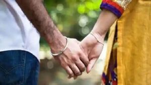 '96' ஸ்டைலில் ரீயூனியன் மீட்.. 50 வயதில் துளிர்த்த காதல்.. ஓட்டம் பிடித்த ஜோடி..குடும்பத்தினர் ஷாக்! 