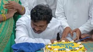 சொந்த கட்சிக்காரங்களே என்னை நம்ப மாட்றாங்களே.. ஐயோ! கேக் முன் அமர்ந்து ஓவென அழுத டிஆர்எஸ் எம்எல்ஏ 