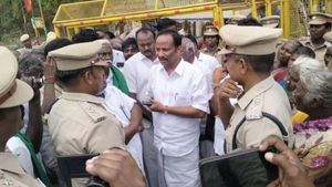 என்எல்சி விவகாரம்..வளையமாதேவி கிராமத்துக்கு சென்ற அதிமுக எம்.எல்.ஏ அருண்மொழி தேவன் கைது 