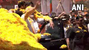 கர்நாடகாவில் காரில் நின்றபடி ரோட் ஷோ..பிரதமர் மோடி செய்த காரியம்.. நெகிழ்ந்த தொண்டர்கள்..என்னாச்சு! 