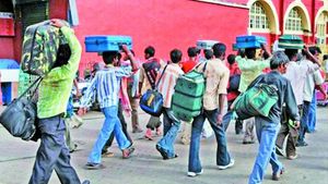 டக்குனு மூட்டை முடிச்சுகளோடு கிளம்பும் வடமாநில தொழிலாளர்கள்.. என்னவா இருக்கும்? இது மேட்டரே வேற 