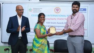 பெண்கள் தினத்தன்று நெல்லை பெண்ணுக்கு சிறந்த பெண் தொழில்முனைவோருக்கான விருது! 