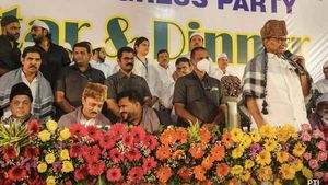 மகாராஷ்டிராவில் ஓய்ந்தது பரபரப்பு...சரத்பவாருடன் இணைந்து இஃப்தார் விருந்தில் பங்கேற்ற அஜித் பவார்! 