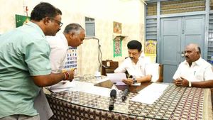  கோபப் பார்வை.. முதல்வர் ஸ்டாலின் விசிட் முடிந்து வந்ததுமே 4 அதிகாரிகள் மீது அதிரடி ஆக்‌ஷன்! பரபர!