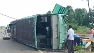 அதிகாலையில் அலறிய தஞ்சாவூர்.. கேரளாவிலிருந்து வந்த பஸ்! துடிதுடிக்க பலியான 2 பேர்.. போராடும் 40 பேர் 