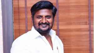 விஏஓ கொலை பற்றி அவதூறு.. அதிமுக ஐடி விங் லீடர் கைது! போலீஸ் ஸ்டேஷனில் குவிந்த கட்சியினரால் பரபரப்பு! 