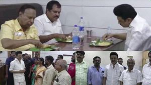 கேரளாவில்.. மக்களோடு மக்களாக.. ஓட்டலில் உணவு அருந்திய முதல்வர் மு.க ஸ்டாலின் 