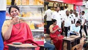 'ஆன் தி வேயில்' அப்படியே ஒரு டீ சொல்லுங்க! சாப்பிடக் கூட நேரமில்லாமல் தொகுதியை வலம் வந்த கனிமொழி! 
