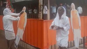 மழையில் நனைந்த பிரதமர் மோடியின் கட்அவுட்! கலங்கிய முதியவரின் ‛அன்பு’ இதுதான்!பெங்களூரில் நெகிழ்ச்சி 