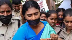 போலீஸாரின் கன்னத்தில் அறைந்த ஆந்திர முதல்வர் ஜெகனின் தங்கை ஒய்.எஸ்.ஷர்மிளா அதிரடி கைது 