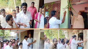 கையில் மனுவோடு கால் கடுக்க காத்திருக்க வேண்டாம்! வீடு வீடாக கியூ.ஆர்.கோட் ஒட்டிய தஞ்சை மேயர்! 