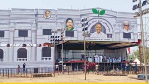  அதிமுக தலைமை அலுவலகத்தில் ஓபிஎஸ்? திருச்சி மாநாட்டில் நடக்கும் சம்பவம்.. சீறும் எடப்பாடி தரப்பு