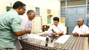 பதிவேட்டை கொண்டு வாங்க! பதறிப்போன அலுவலர்கள்! யூனியன் ஆஃபிசிற்கு ஸ்டாலின் சர்ப்ரைஸ் விசிட்! 
