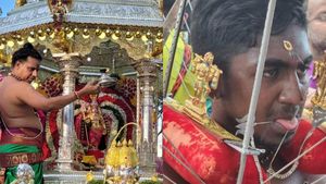 அந்தமான், சிங்கப்பூர் முருகன் கோயிலில் பங்குனி உத்திரம்..பாலபிஷேகம் செய்த பக்தர்கள்..அரோகரா முழக்கம் 