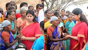 கண்ணீர் விட்டு அழுத வாய்பேச முடியாத மூதாட்டி! கொஞ்சம் பணம், நிறைய அக்கறை! கரம் கொடுத்த கனிமொழி!