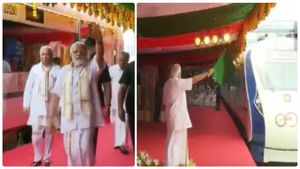 வேட்டி சட்டை அங்கவஸ்திரத்தில் பிரதமர் நரேந்திர மோடி கேரளாவில் முதல் வந்தே பாரத் ரயில்  சேவை தொடக்கம் 