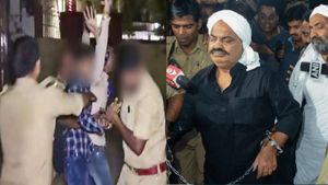  கையில் மைக்.. இடுப்பில் துப்பாக்கி! 
