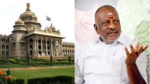 விடாத எடப்பாடி.. கர்நாடகாவில் ஓ பன்னீர் செல்வம் அணி வேட்பாளருக்கு திடீர் நோட்டீஸ்.. அடுத்த சிக்கல் 