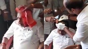 பிரசாரம்.. காங்கிரஸ் மாஜி துணை முதல்வரின் மண்டை உடைந்தது.. ரத்தம் சொட்ட சொட்ட ஓட்டம்.. பரபரப்பு 