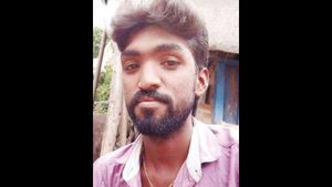 திருமணம் செய்ய மறுத்த பெண் வீட்டு வாசலில்.. இளைஞர் செஞ்ச வேலை.. திடுக்கிட்ட திருவாரூர்! 