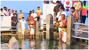 உத்தரகோசமங்கை மங்களநாத சுவாமி கோவிலில் ஆளுநர் ஆர்.என்.ரவி தரிசனம்..பரிவட்டம் கட்டி மரியாதை 