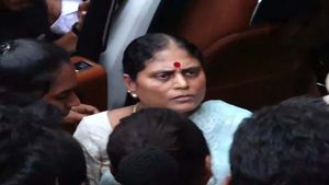  தெலுங்கானா போலீஸை அறைந்த ஆந்திரா சிஎம் ஜெகன் சகோதரி- பெண் போலீஸ் கையை முறித்த அம்மா-பெரும் பரபரப்பு!