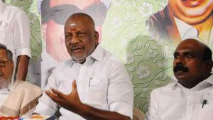 திருச்சியில் முகாமிட்டுள்ள ஓ.பன்னீர்செல்வம் டீம்! இழுத்துப் போட்டு வேலை பார்க்கும் கு.ப.கிருஷ்ணன்! 