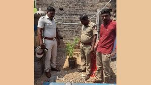 பிரண்ட்ஸ் எங்க வீட்ல வித்தியாசமான செடி இருக்கு! வீடியோ வெளியிட்ட மகன்! தந்தையை தட்டி தூக்கிய போலீஸ் 