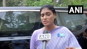 போலீசார் அத்துமீறல்.. பெண் போலீசார் என் விரலை உடைக்க முயன்றனர்.. ஒய்.எஸ்.ஷர்மிளா பரபர குற்றச்சாட்டு! 