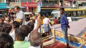 ஜஸ்ட் மிஸ்.. ஒரே ஜம்பில் அன்புமணி எஸ்கேப்! “வருங்கால முதல்வர்” என்றதும் டமாரென சரிந்த பாமக விழா மேடை