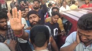 கர்நாடகா: பஜ்ரங் தள் அட்டூழியம்! இந்து பெண்ணுடன் பேருந்தில் சென்ற முஸ்லிம் இளைஞர் மீது  தாக்குதல்! 