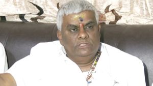 என் மனைவிக்கு சீட் கொடுக்கலைன்னா நானும் தேர்தலில் போட்டியிடமாட்டேன்: தேவகவுடா மகன் ரேவண்ணா 'சவுண்டு'