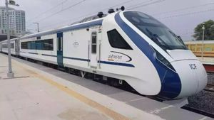  ராஜ்தானியை விட சீறி பாயும் வேகம்.. கேரளாவின் முதல் வந்தே பாரத் ரயிலின் நேர அட்டவணை, கட்டணம் என்ன? 