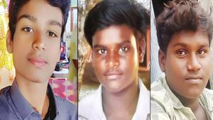 விடிய விடிய திருவிழா..களைப்பில் தண்டவாளத்தில் தூங்கிய வாலிபர்கள்..ஏறி இறங்கிய தாம்பரம் ரயில்..சோகம் 