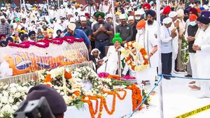 தேசத்தின் முதுபெரும் அரசியல் தலைவர் பிரகாஷ் சிங் பாதல் உடலுக்கு பிரதமர் மோடி நேரில் அஞ்சலி 