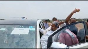 காரில் இருந்து திடீரென கீழே விழுந்த சித்தராமையா.. தொங்கியபடி கையசைத்ததால் சம்பவம்.. ஷாக் வீடியோ 