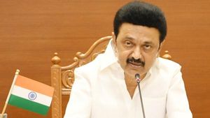 14 பேர்..  “வெல்டன்” - பரிசளித்த முதல்வர் ஸ்டாலின்! விழுப்புரம், கடலூர் மக்களுக்கு உதவிய சேவகர்களாம் 