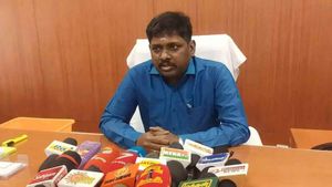 பெயிலான நானே ஐஏஎஸ் ஆயிட்டேன்! குறைந்த மார்க்கால் தற்கொலைக்கு முயன்ற மாணவனுக்கு கலெக்டர் ஊக்கம்! செம 