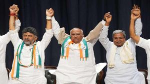 டெல்லியில் அதிரடி திருப்பம்.. டிகே சிவக்குமார் பிடிவாதம்! சித்தராமையாவை சிஎம் என அறிவிப்பதில் இழுபறி 