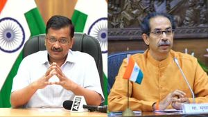 அடுத்த அதிரடி.. கெஜ்ரிவாலுக்கு உத்தவ்தாக்ரே ஆதரவு.. வெடித்து கிளம்பும் அரசு அதிகாரிகள் நியமன விவகாரம் 