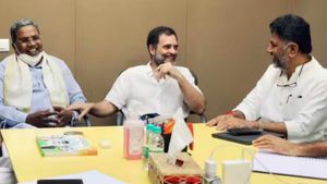 ராகுல்-டிகே சிவக்குமார் சந்திப்பு.. காரணம் இதுதான்.. கர்நாடகாவில் அரசியலில் அடுத்தடுத்து திருப்பம்! 