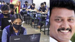 பாடப்புத்தகங்கள், இலவச லேப்டாப் வழங்கப்படுவது எப்போது?.. அமைச்சர் தந்த முக்கிய அப்டேட்! 