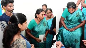 விஏஓ லூர்து பிரான்சிஸ் குடும்பத்திற்கு ரூ.1 கோடி நிவாரணம்! தமிழக அரசின் காசோலையை வழங்கிய கனிமொழி! 