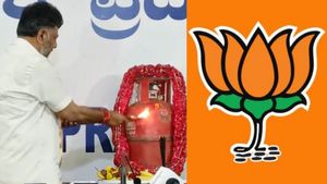 ‛ரெட்லைட்’.. பாஜகவுக்கு ‛செக்’ வைக்கும் சிலிண்டர்? தேர்தல் நாளில் கர்நாடகாவில் காங்கிரஸ் ‛சம்பவம்’ 