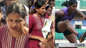  கரூர் ஐடி ரெய்டில் தாக்கப்பட்ட அதிகாரி.. யார் இந்த காயத்ரி.. உங்களுக்கு நினைவிருக்கா? 