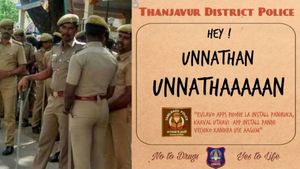 ஹே ஒன்னத்தான்... ஒன்னத்தான்..தஞ்சாவூர் காவல்துறையினர் விழிப்புணர்வு போஸ்டரை கவனிச்சீங்களா 